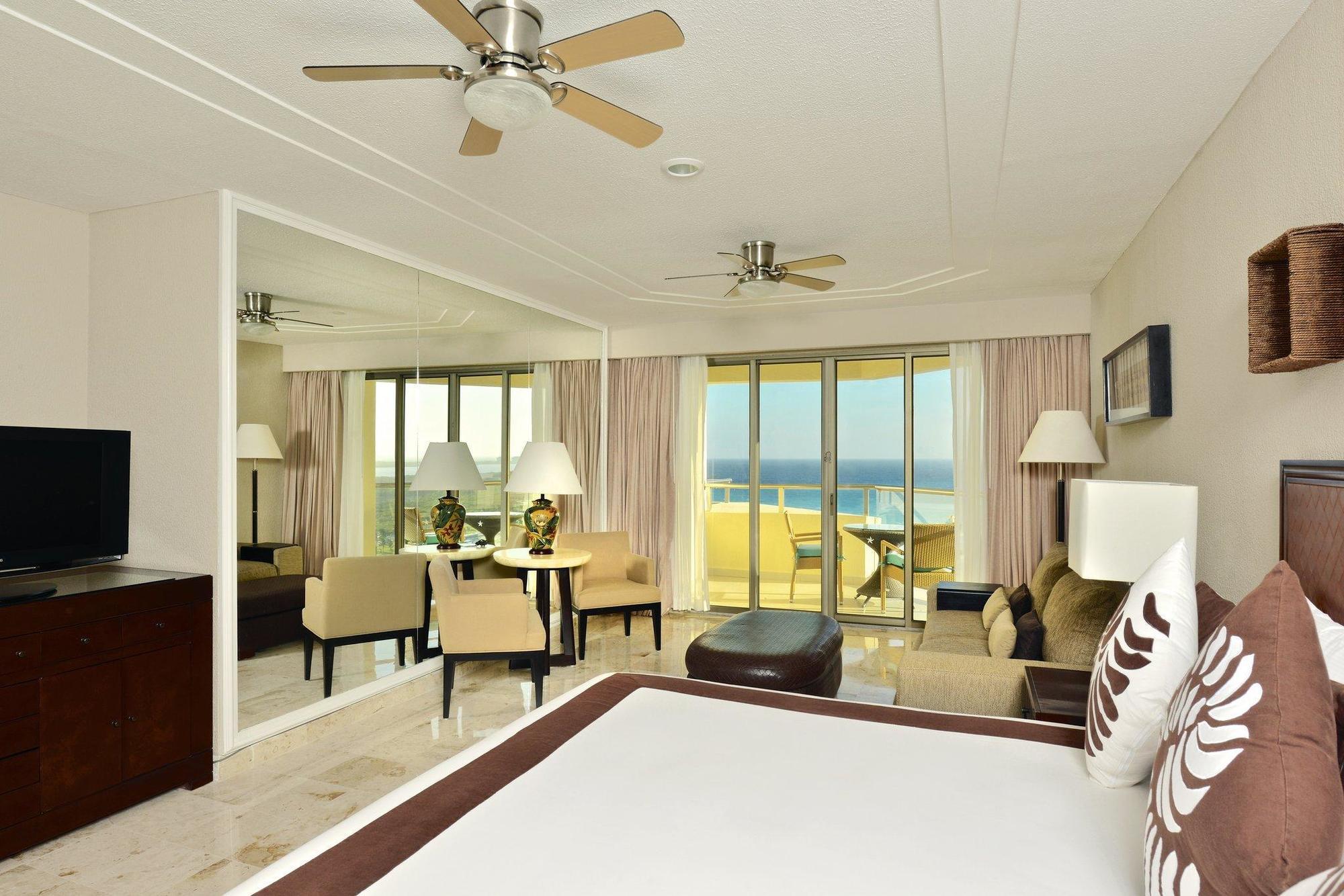 Hilton Cancun Golf & Spa Exterior photo